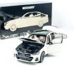 1:18 BMW G60 i5 EV 5 Series White Miniatur Diecast Dealer Edition by Minichamps - Image 4