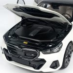 1:18 BMW G60 i5 EV 5 Series White Miniatur Diecast Dealer Edition by Minichamps - Image 6