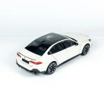 1:18 BMW G60 i5 EV 5 Series White Miniatur Diecast Dealer Edition by Minichamps - Image 7
