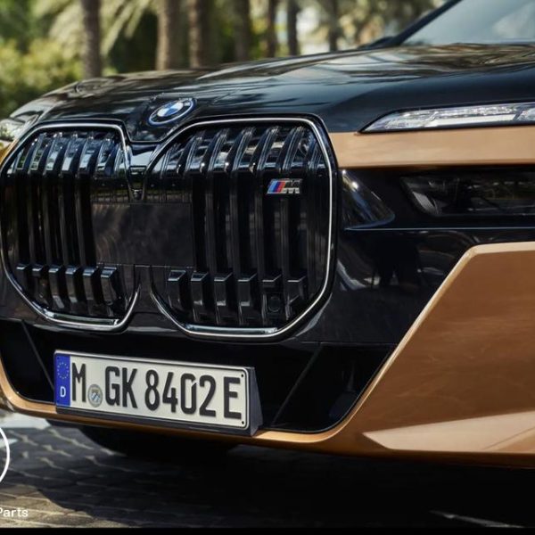 Original BMW G70 7 Series M Kidney Grill High Gloss Black Iconic Glow
