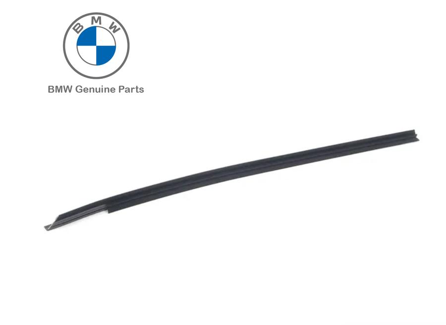 51211945592_A Original BMW E30 Lis Pelipit Dalam Kaca Pintu Depan Hitam KANAN - Image 1
