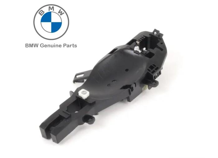51217193263_A BMW E70 X5 E71 X6 Door Handle Carrier Bracket Luar Pintu Depan KIRI - Image 1