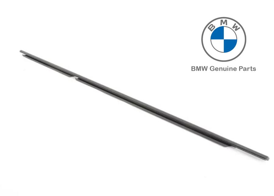 51357258293 _A BMW F30 Cover Lis Pelipit Kaca Luar Pintu Belakang KIRI Hitam Doff - Image 1