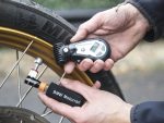 Original BMW Motorrad Pengukur dan Pengisi Tekanan Angin CO2 Ban Motor - Image 4