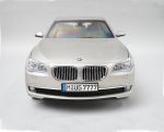 1:18 BMW F02 750Li 7 Series Cashmere Silver Miniatur Diecast Dealer Edition by Kyosho - Gambar 4