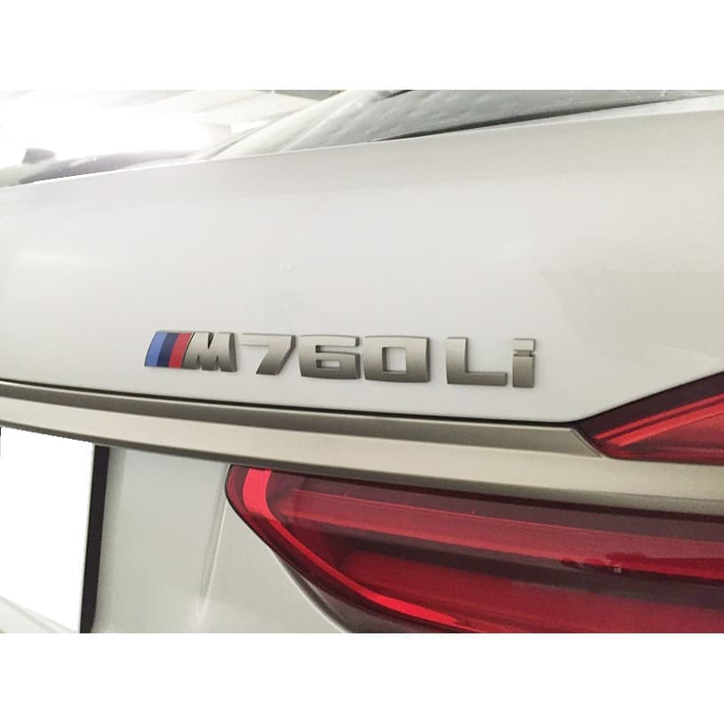 51148072621_A Original BMW G12 M760Li Cerium Grey Emblem Bagasi belakang mobil - Image 1