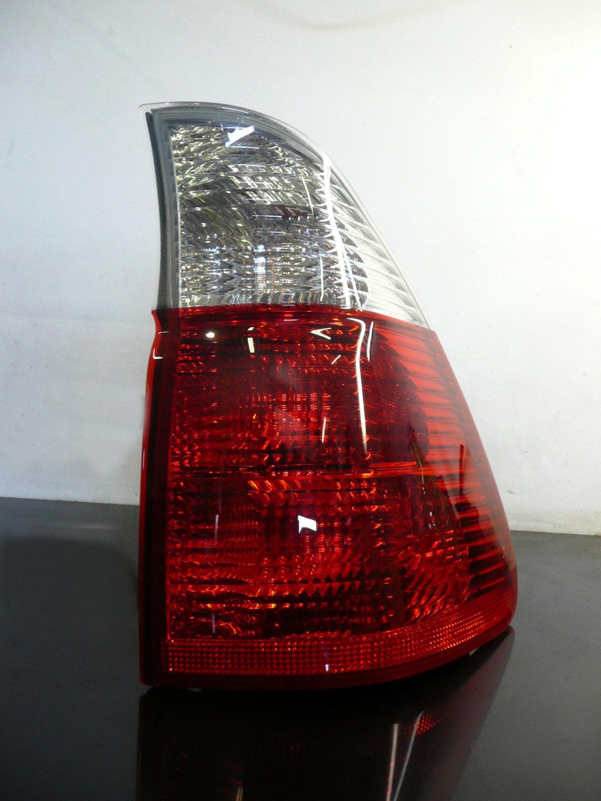 63217164476_A Original BMW E53 X5 Stop Lamp Lampu Belakang Sen Bening Luar KANAN - Gambar 1