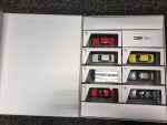 1:64 BMW 50 Years of 3 Series Collections 7 Generations Diecast Miniatur Display Box E21 E30 E36 E46 E90 F30 G20 - Gambar 6